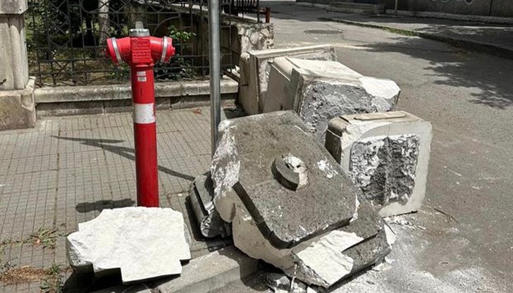 Товарният автомобил съборил елемент от историческия ансамбъл на сградата