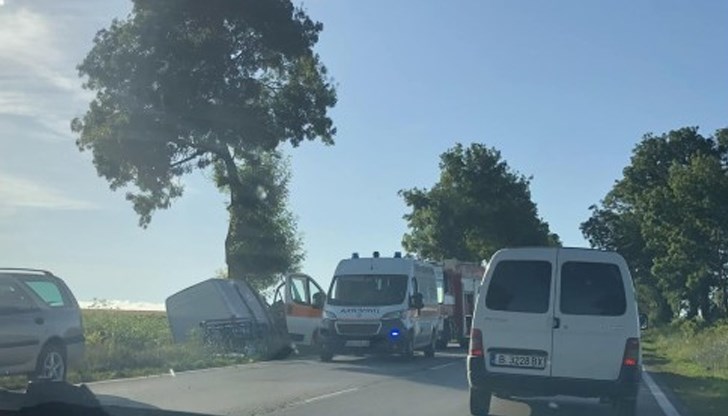 На мястото са пристигнали екипи на спешна помощ, полиция и пожарна На мястото са пристигнали екипи на спешна помощ, полиция и пожарна