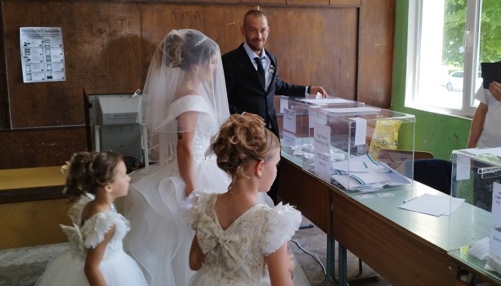 Тодор и Теодора решиха да скрепят връзката си с брак в деня на изборите Тодор и Теодора решиха да скрепят връзката си с брак в деня на изборите