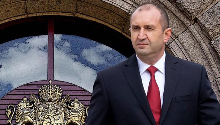 Президентът произнесе словото на тържествена заря проверка във Враца по повод Деня на Ботев Президентът произнесе словото на тържествена заря проверка във Враца по повод Деня на Ботев