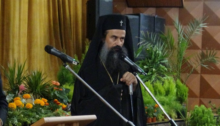 Много хора искрено обичат и следват божия служител