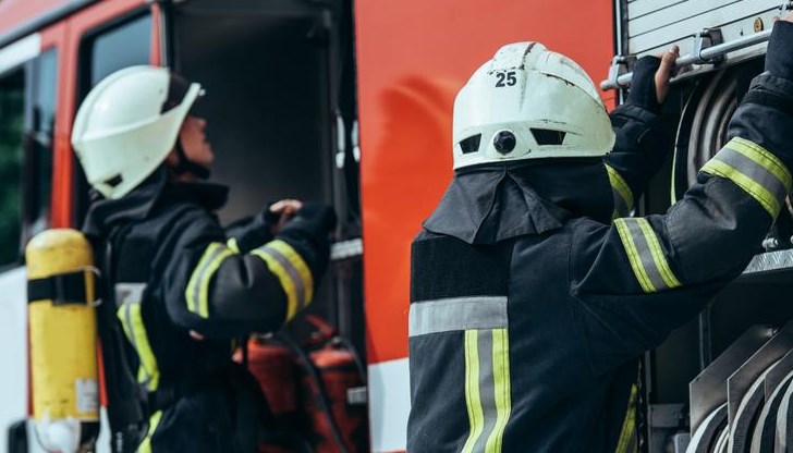 Пет екипа огнеборци са изпратени на място