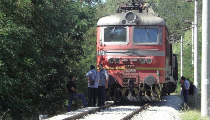 Високите температури огънаха релси по линията Високите температури огънаха релси по линията