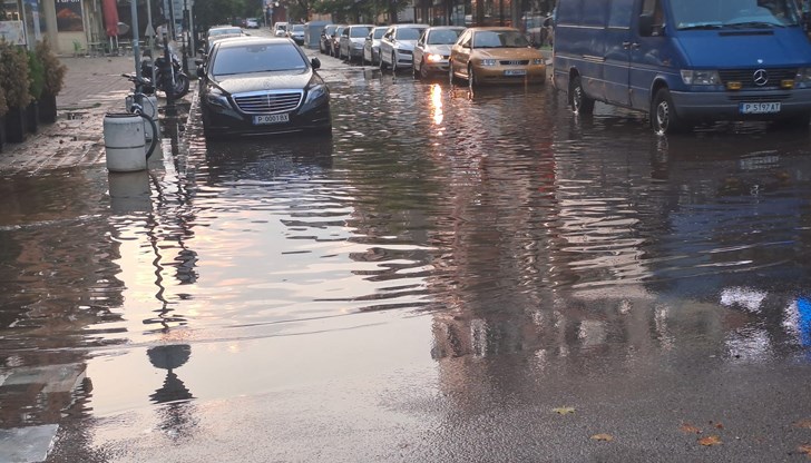 Обилният дъжд създаде проблеми по основните пътища и в града Обилният дъжд създаде проблеми по основните пътища и в града
