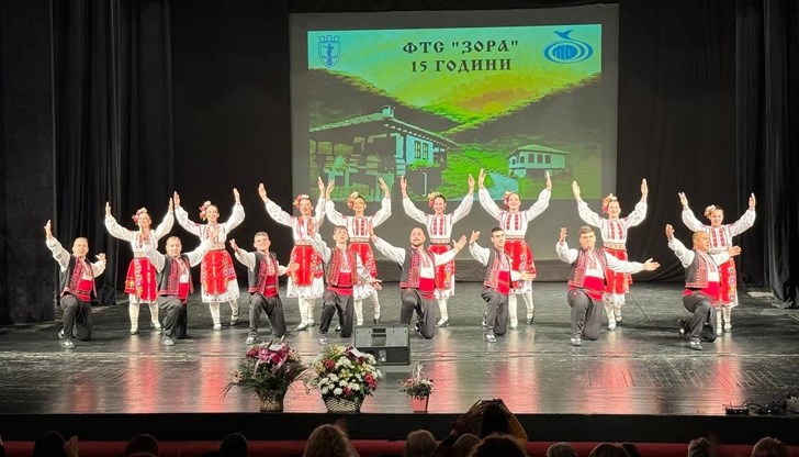 Фолклорно танцово студио "Зора" ще участва с 16 младежи и девойки, а танцово студио "Импулс" ще бъде представено с две групи от 26 девойки