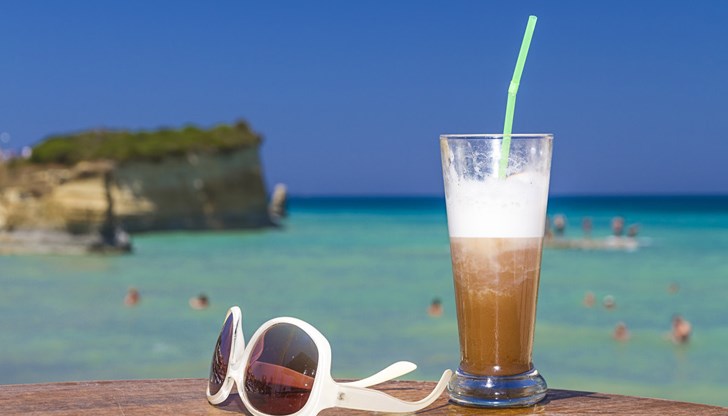 Туристите вече трябва да плащат около 5 евро за чаша кафе на плажа Туристите вече трябва да плащат около 5 евро за чаша кафе на плажа