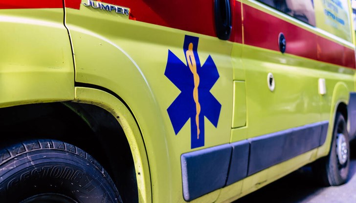 Младежът е паднал върху кола, която е омекотила удара