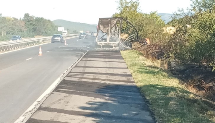 Трафикът се осъществява само в изпреварващата лента Трафикът се осъществява само в изпреварващата лента