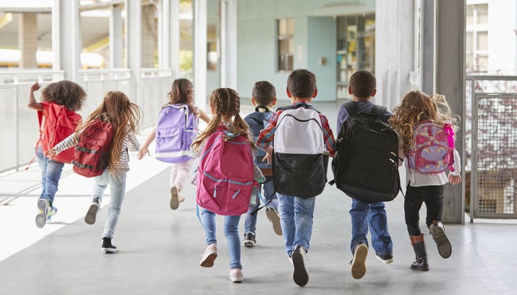 Помощта от 300 лева е за ученици от първи до четвърти и осми клас Помощта от 300 лева е за ученици от първи до четвърти и осми клас