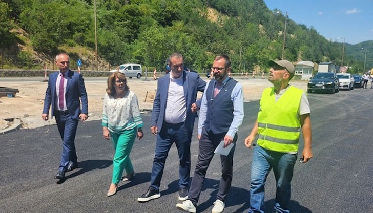 Регионалният министър инспектира ремонтните работи преди възстановяването на движението през следващата седмица Регионалният министър инспектира ремонтните работи преди възстановяването на движението през следващата седмица