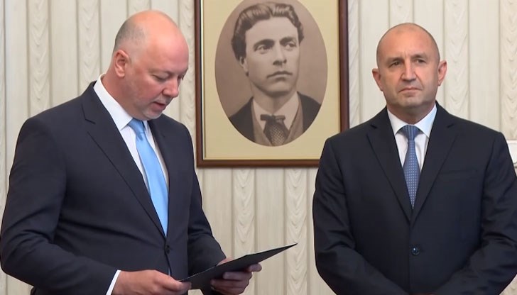 Папката му беше връчена от президента Румен Радев