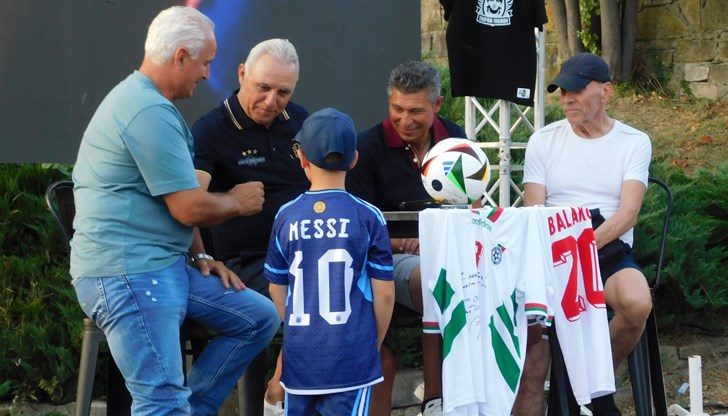 Две футболни фланелки на Христо Стоичков и Красимир Балъков бяха продадени за 12 000 лева