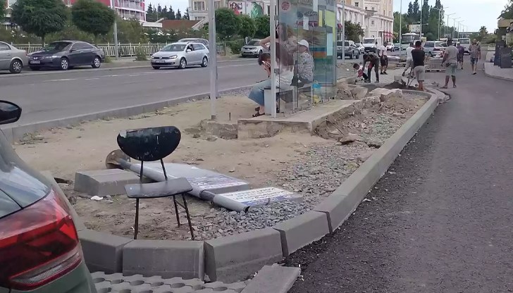 Кадри от недоволен турист показват тежки строителни дейности в центъра на курортното градче