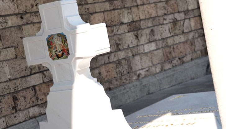 Мъж с психически проблеми бе заловен през месец април, след като поруга гробното място Мъж с психически проблеми бе заловен през месец април, след като поруга гробното място