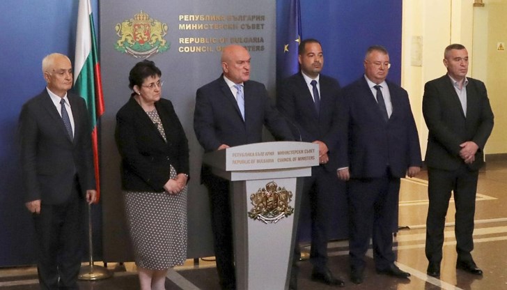 Кабинетът отпуска 1 милион лева за „водни джобове“ и 2,1 милиона за разходи по ликвидация на пожари Кабинетът отпуска 1 милион лева за „водни джобове“ и 2,1 милиона за разходи по ликвидация на пожари