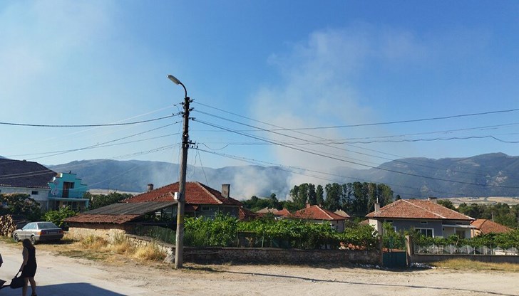 Осем екипа огнеборци са гасили пламъците Осем екипа огнеборци са гасили пламъците