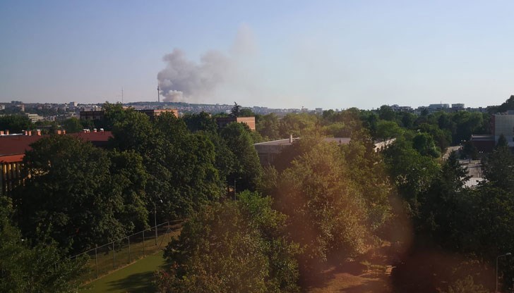 Огънят е ограничен и няма опасност за живущите в района Огънят е ограничен и няма опасност за живущите в района