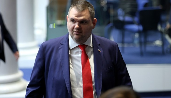 Паралелно с разчистването в ДПС, Пеевски кадрува и в изпълнителната власт