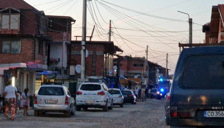 Горят къща и пристройки Горят къща и пристройки