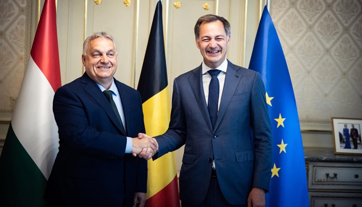 Александер де Кро предаде на Виктор Орбан председателството на ЕС Александер де Кро предаде на Виктор Орбан председателството на ЕС