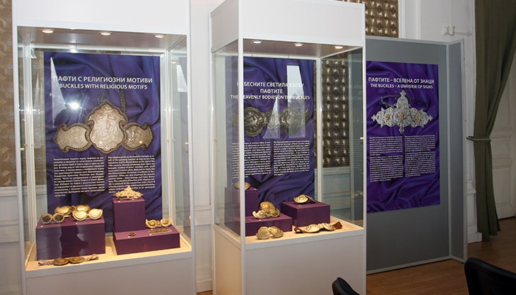 Експозицията представя над тридесет изящни образци на ювелирното изкуство