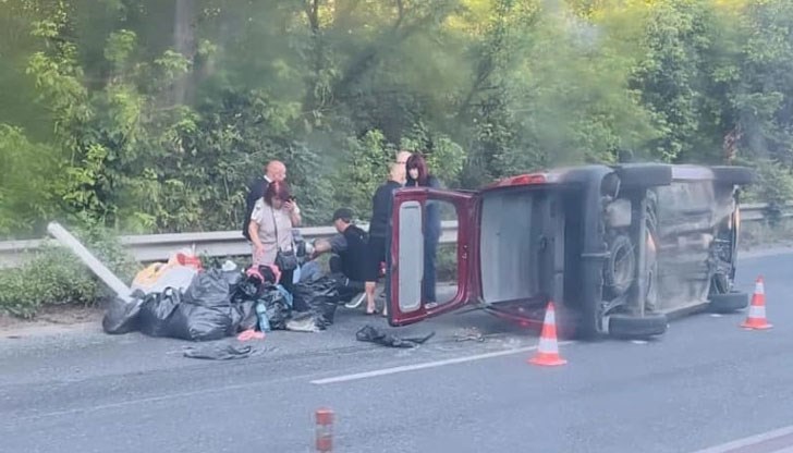 Разпилян багаж и предпазни колчета са разпръснати по пътя