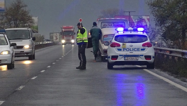 Екипи на полицията регулират движението в двата участъка на главния път