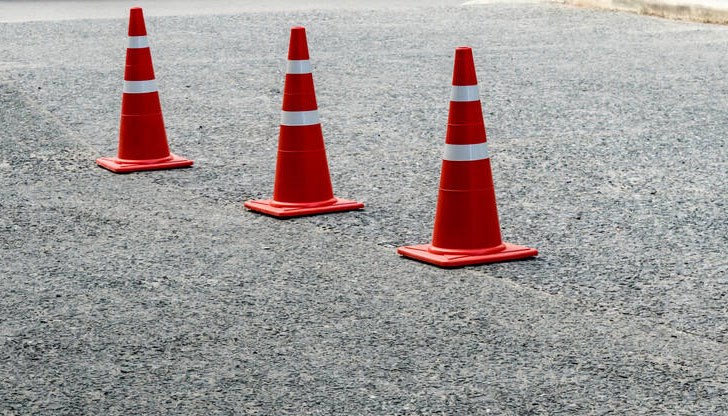 Трафикът се регулира от "Пътна полиция" Трафикът се регулира от "Пътна полиция"