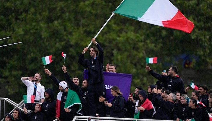 Джанмарко Тамбери обясни, че пръстенът се е изплъзнал от пръста му по време на парада на нациите Джанмарко Тамбери обясни, че пръстенът се е изплъзнал от пръста му по време на парада на нациите