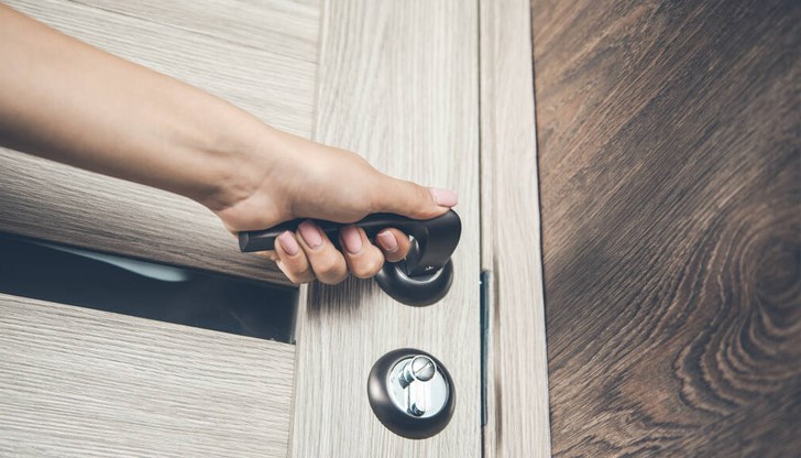 Момчето и момичето не са ходили на училище, излизали са навън само през нощта Момчето и момичето не са ходили на училище, излизали са навън само през нощта