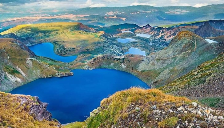 Туристи пренебрегват забраните и се къпят в езерото "Трилистника" Туристи пренебрегват забраните и се къпят в езерото "Трилистника"