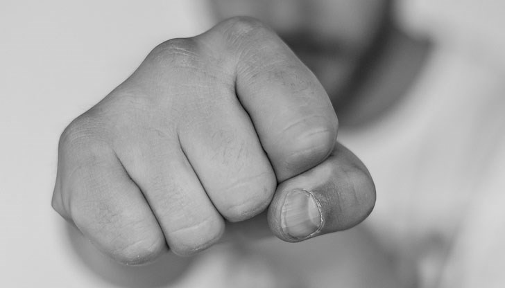 36-годишният мъж е понесъл удар по лицето и порезна рана в областта на едното ухо