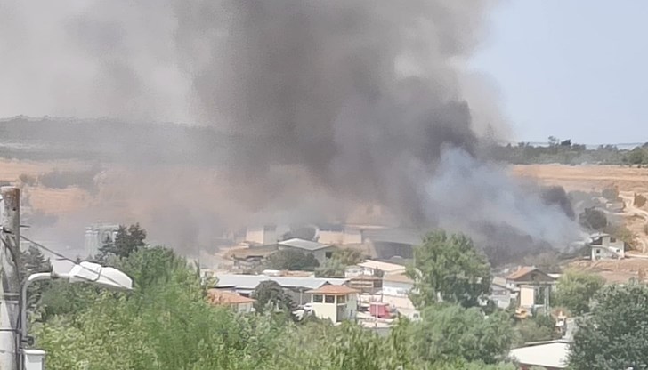 Пламъците са тръгнали от пилчарника в селото Пламъците са тръгнали от пилчарника в селото