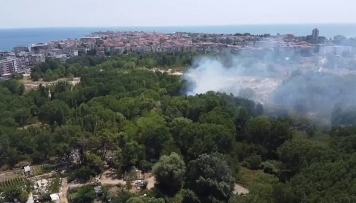 Огънят е обхванал терена между кварталите "Младост" и "Черно море" Огънят е обхванал терена между кварталите "Младост" и "Черно море"