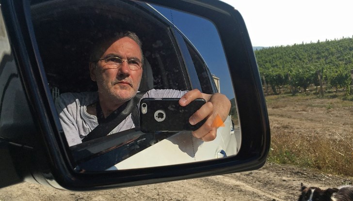 Журналистът е разочарован от неочакваните условия при сключване на договори Журналистът е разочарован от неочакваните условия при сключване на договори