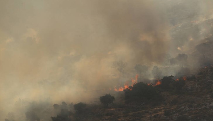 Силният вятър усложнява ситуацията Силният вятър усложнява ситуацията
