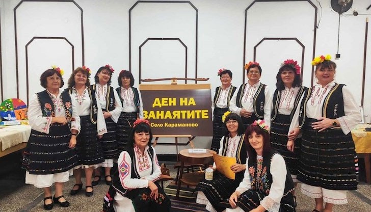 Участниците представиха ръчно изработени предмети, плетива, гоблени и рисунки Участниците представиха ръчно изработени предмети, плетива, гоблени и рисунки