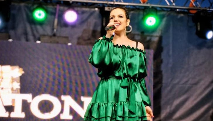 Озвучителят на певицата я извлича от сцената