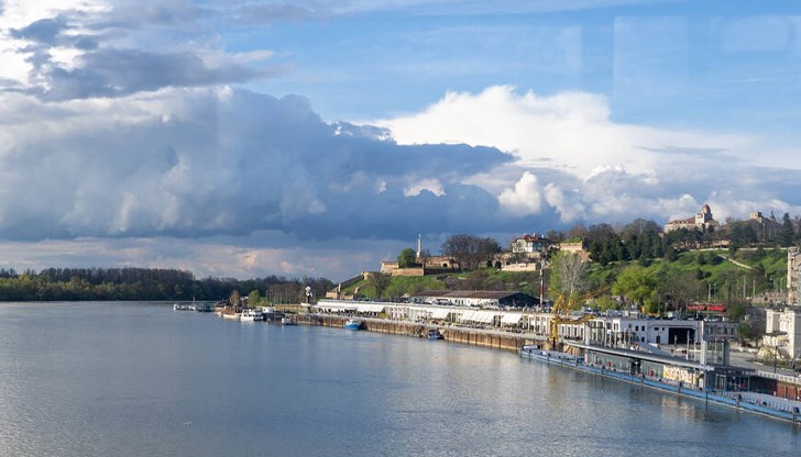 Мъж се издирва след сблъсък на товарен кораб и лодка Мъж се издирва след сблъсък на товарен кораб и лодка