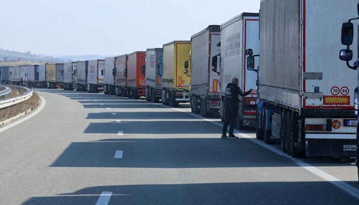 Ограничението на движението на камионите ще бъде в интервала 13:00 - 21:00 часа Ограничението на движението на камионите ще бъде в интервала 13:00 - 21:00 часа