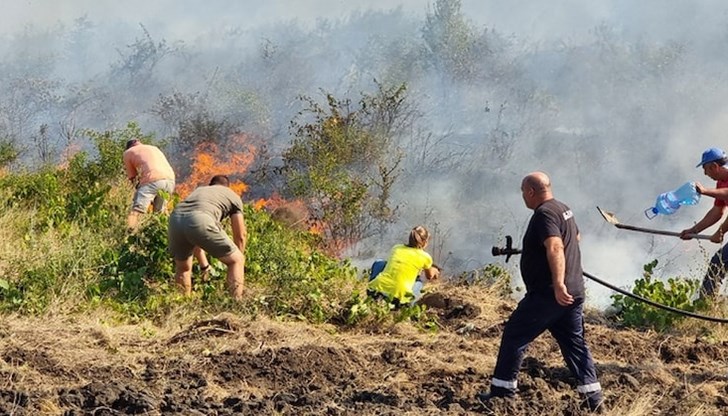 В момента екипи на пожарната правят непрекъснати обходи край селата Слънчево и Припек В момента екипи на пожарната правят непрекъснати обходи край селата Слънчево и Припек