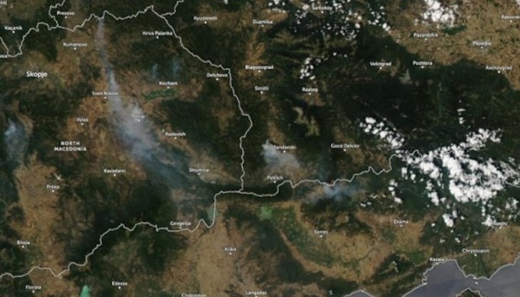 Огънят обхваща треви, храсти и обработваеми земи Огънят обхваща треви, храсти и обработваеми земи