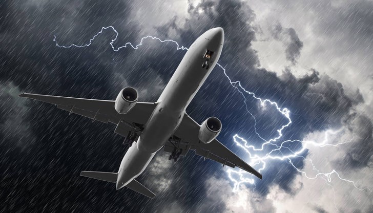 Пътници преживяха ужас при удар от мълния в самолет над Лондон Пътници преживяха ужас при удар от мълния в самолет над Лондон