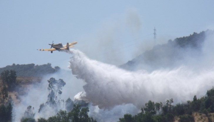 Властите се борят с огнената стихия с помощта на 11 самолета и 8 хеликоптера Властите се борят с огнената стихия с помощта на 11 самолета и 8 хеликоптера