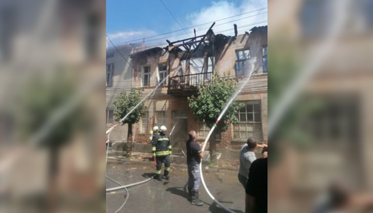 Спасени са три къщи в квартал "Чепино" от разрастващ се пожар Спасени са три къщи в квартал "Чепино" от разрастващ се пожар