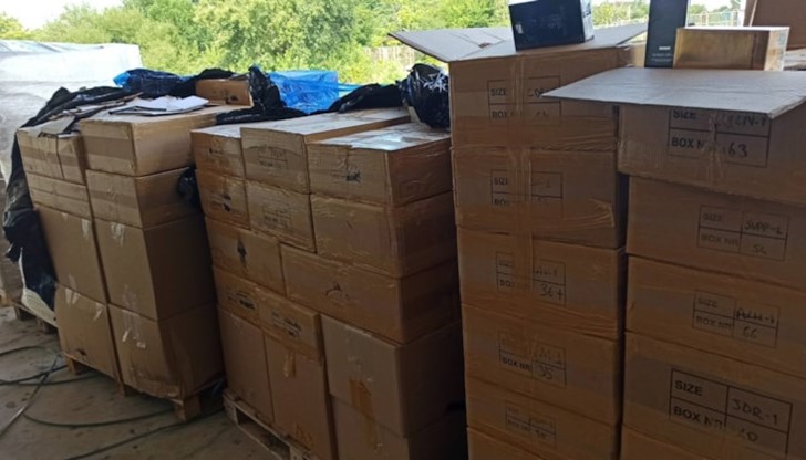 Стоките менте са били укрити сред кашони с бяла и черна техника