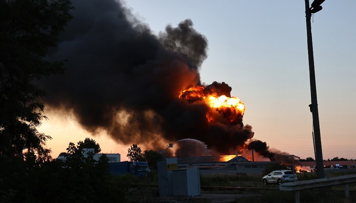 Гори предприятие за преработка на отпадъци, до него има транспортна фирма за международни превози Гори предприятие за преработка на отпадъци, до него има транспортна фирма за международни превози