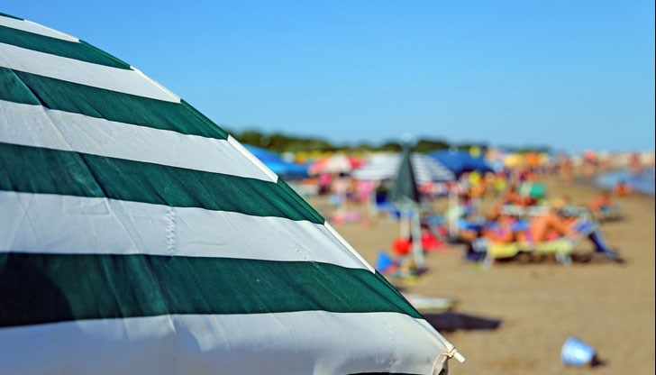 От пясъка се отразява слънчевата светлина и топлина, обясни проф. Георги Рачев