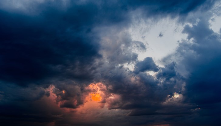 Жълт код за валежи и гръмотевици в Североизточна България Жълт код за валежи и гръмотевици в Североизточна България