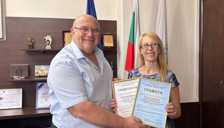 Отличието получи художествения ръководител на Певческа група "Песнопойка" към НУИ "Проф. В. Стоянов" Отличието получи художествения ръководител на Певческа група "Песнопойка" към НУИ "Проф. В. Стоянов"